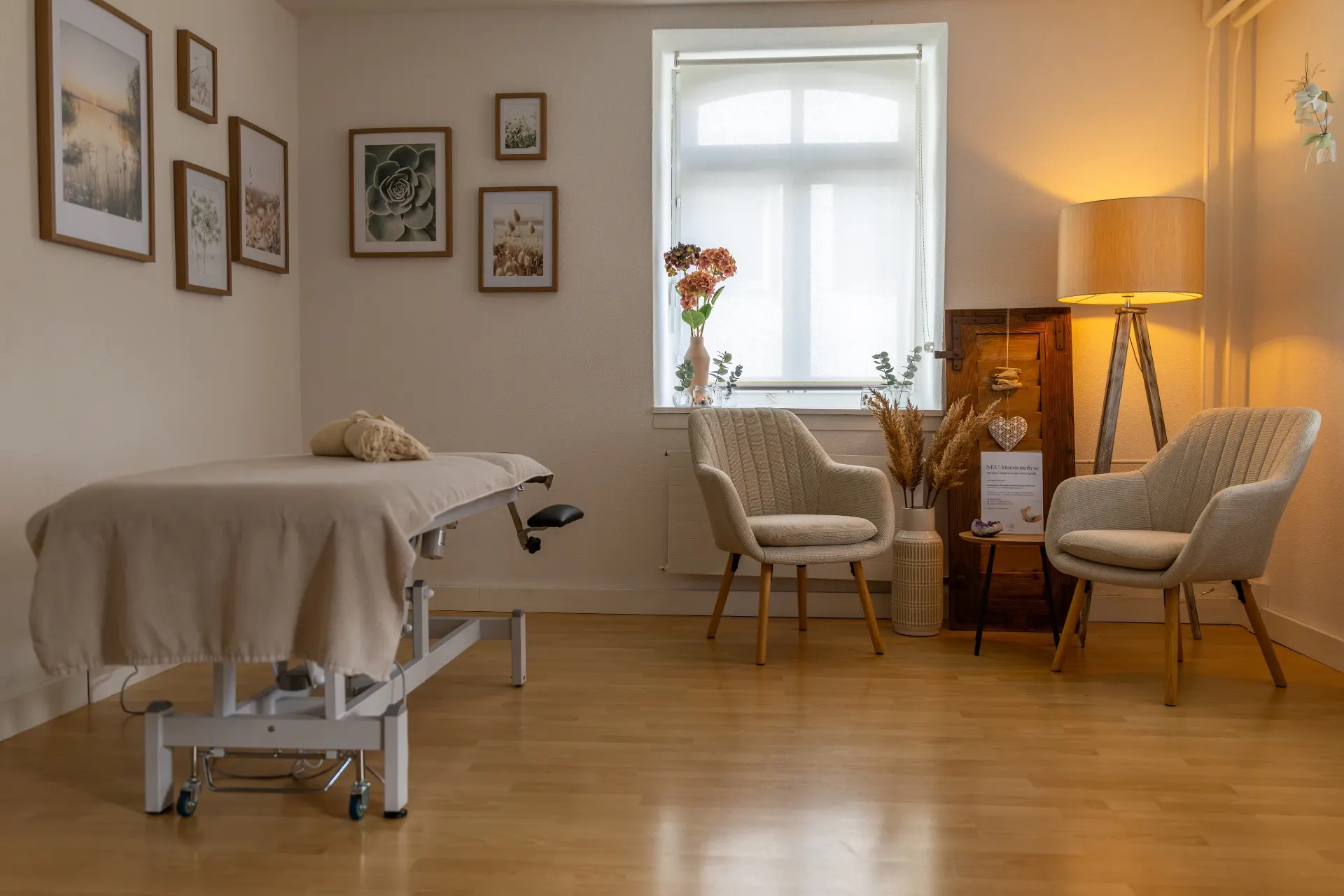 Gemütlicher Behandlungsraum der Naturheilpraxis Intuiva in St. Gallen